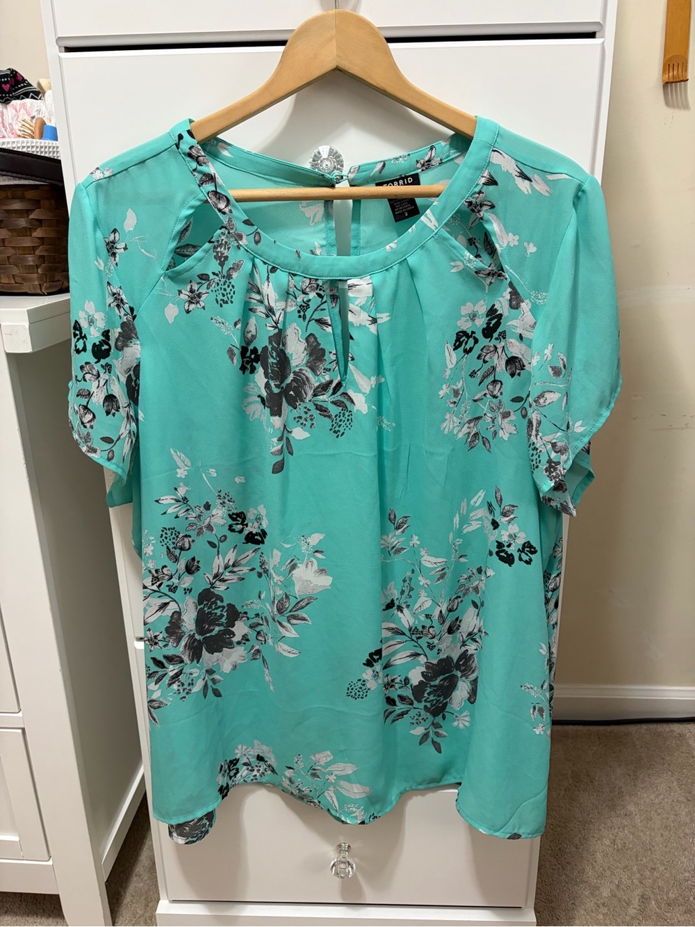 Torrid Size 2 Womens Top Blouse Floral Print Cut-Out Detail